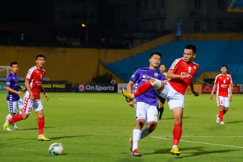 Trung vệ Thành Chung tiếp tục đá tiền đạo.