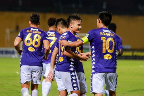 Quang Hải chạy lại ăn mừng vời người đàn anh. Hiệp 1 khép lại với tỉ số 1-0 nghiêng về CLB Hà Nội.