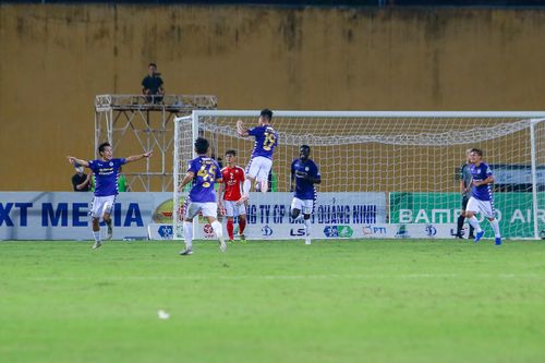 Tưởng rằng CLB có thể tìm được bàn gỡ hòa, nhưng CLB Hà Nội bất ngờ có bàn thắng nâng tỷ số lên 3-1 ở phút 63, nhận đường xẻ nách của Moses, Thành Chung căng sệt vào cấm địa. Quang Hải đặt lòng một chạm, đưa bóng vào góc xa.