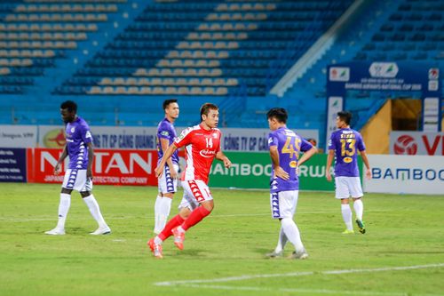 Sau khi bị dẫn 2-0, TP.HCM bắt đầu dâng cao và có bàn gỡ của cầu thủ Đỗ Văn Tuấn mang áo số 14.