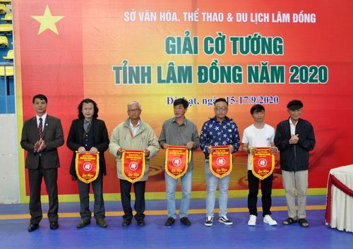 Trao cờ lưu niệm cho các đoàn có vận động viên dự giải