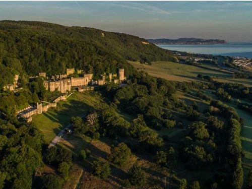 Từ lâu đài Gwrych có thể nhìn ra thị trấn Abergele, Bắc Wales. (Ảnh: Courtesy of Mark Baker)