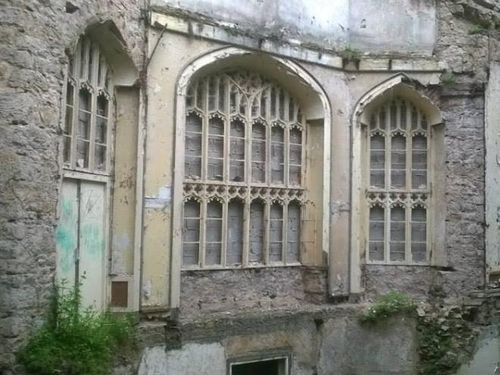 Các cửa sổ lâu đài trước kia bằng sắt và kính màu giờ cũng bị mất hoặc vỡ. (Ảnh: Courtesy of John Walker)