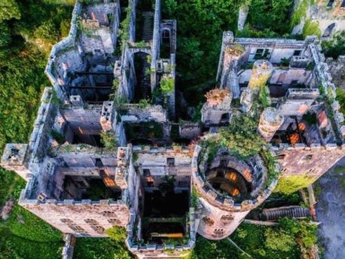 Lâu đài có 128 phòng, trong đó có 28 phòng ngủ. Riêng bức tường lâu đài dài tới 9 dặm (tương đương 14,4 km). Do bị bỏ hoang, các bức tường giờ đây mọc đầy cây dại. (Ảnh: Courtesy of Mark Baker)