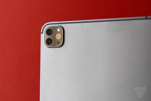 Cụm camera sau của iPad Pro 11 inch 2020 có hình vuông khá giống iPhone 11. Ảnh: The Verge. 