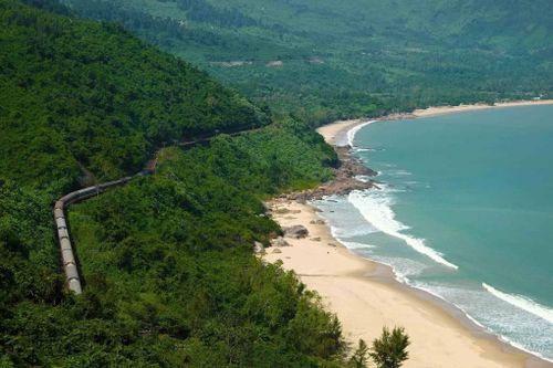 Các tuyến đường sắt ngoạn mục nhất đã được trang CN Traveller chọn lọc từ cuốn sách "Vòng quanh thế giới bằng 80 chuyến tàu" của tác giả Monisha Rajesh. Trong đó, Việt Nam góp mặt với tuyến đường sắt Hà Nội - Đà Nẵng. CN Traveller giới thiệu trong hành trình, du khách sẽ băng qua khu dân cư vắng lặng về khuya, những ngọn núi hùng vĩ và ngắm vịnh Lăng Cô trước khi vào ga Đà Nẵng.