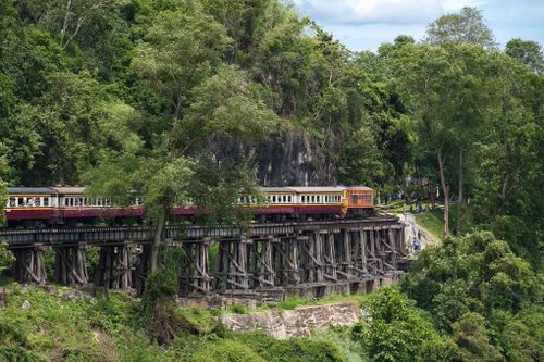 Chuyến tàu từ ga Thonburi (Bangkok) đến ga Nam Tok (Kanchanaburi) được biết đến với cái tên "Đường sắt tử thần" ở Thái Lan. Khởi hành 2 lần/ngày, con tàu hướng về phía tây, băng qua vùng rừng rậm, cây cầu nổi tiếng trên sông Kwai, dọc theo hàng cây cổ thụ cùng những nhà ga nhỏ xíu màu sắc rực rỡ. Trên hành trình, bạn sẽ bắt gặp những người bán hàng rong các mặt hàng như mì nóng, bánh cá, cà phê trên đường ray.