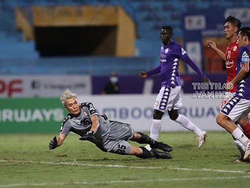 Khi hàng thủ CLB TPHCM buộc phải dâng cao tìm bàn gỡ, Bùi Tiến Dũng thường xuyên phải rơi vào tình cảnh 1 chọi 1 với các chân sút Hà Nội FC