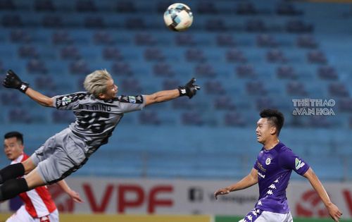 Đây là trận đấu mà Bùi Tiến Dũng phải làm việc vô cùng vất vả, nhất là trong hiệp 2