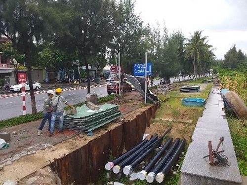 Đơn vị thi công các hạng mục trên tuyến biển đường Nguyễn Tất Thành gia cố chống bão tại các vị trí.