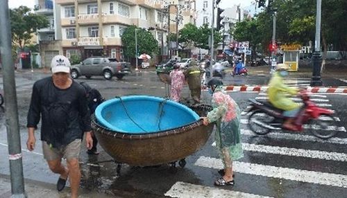Ngư dân Q.Thanh Khê vận chuyển thúng chai về nhà trước khi bão đến.