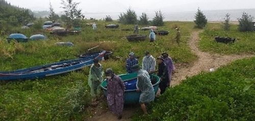 CBCS Đồn Biên phòng Phú Lộc và CAP Xuân Hà giúp ngư dân đưa phương tiện đánh bắt hải sản vào bờ.