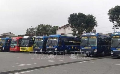 Trước ngày 1/7/2021, ô tô kinh doanh vận tải hành khách có sức chứa từ 9 chỗ (kể cả người lái xe) trở lên và xe vận tải hàng hóa bằng container, xe đầu kéo phải lắp camera ghi, lưu trữ hình ảnh trên xe trong suốt quá trình xe tham gia giao thông. Ảnh: TTXVN