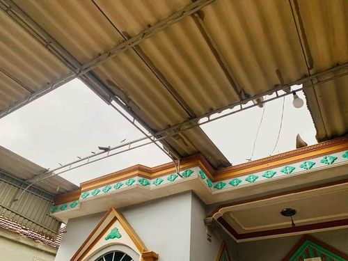 Gió giật làm rơi vỡ những tấm mái lợp nhà
