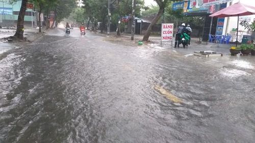 Mặc dù gió không lớn nhưng những tiếng sấm nổ đùng đùng liên hồi khiến người đi đường thấy lo sợ. Ảnh: Dân trí