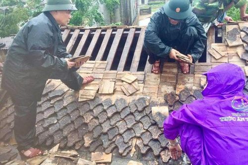 Chính quyền hỗ trợ bà con lợp lại mái nhà