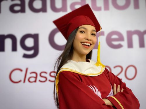 18 năm trôi qua, con gái Gia Bảo của Hiền Thục nay đã là một thiếu nữ xinh đẹp. Trong khi đó, nhan sắc giọng ca "Nhật ký của mẹ" không hề phai nhòa theo thời gian.