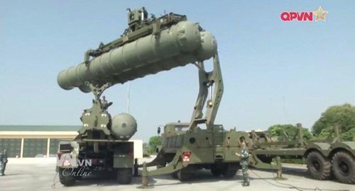 Theo nhà sản xuất, S-300PMU1 là hệ thống phòng không trên đất liền đầu tiên được tích hợp đạn tên lửa 48N6 (thành tựu từ việc cải tiến phiên bản hải quân S-300FM) tăng tầm bắn lên 150km, tốc độ tăng thêm, dẫn đường kiểu TVM và có khả năng đánh chặn tên lửa đạn đạo.