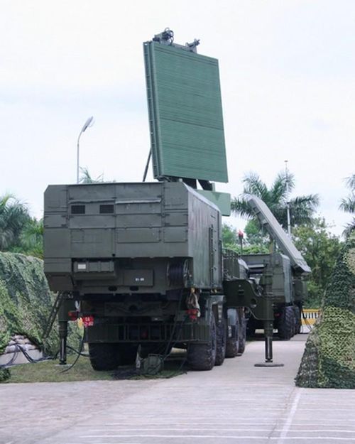 Đáng chú ý, để tăng khả năng phát hiện sớm mục tiêu cho hệ thống S-300, Việt Nam đã mua đài radar nhìn vòng bắt mục tiêu mọi độ cao 96L6 vốn trang bị cho tổ hợp tên lửa S-400. Loại này có khả năng theo dõi tới 100 mục tiêu, tầm trinh sát 300km.