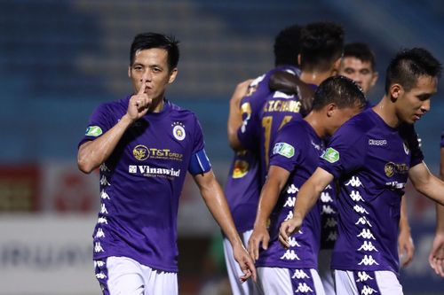  Khi cả V.League đều tính đến phương án chơi với sơ đồ 3 hậu vệ, CLB Hà Nội vẫn đá tấn công với sơ đồ 4-3-3 với ngôi sao Văn Quyết ở vị trí tiền đạo lệch trái. Ảnh: Minh Chiến. 