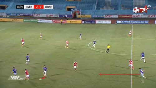  Hậu vệ trái của CLB Hà Nội sẵn sàng bứt tốc lên cao để pressing và chặn đường chuyền của đối thủ ngay khi thấy Quang Hải không thể áp sát và cướp bóng. 