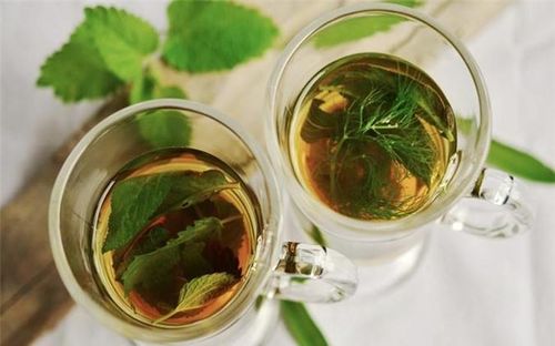 Collagen là nhân tố hàng đầu quyết định làn da của bạn trẻ hay già. Trà xanh giàu chất chống oxy hóa và có nhiều polyphenol hơn bất cứ thứ gì khác. Những polyphenol này có thể bảo vệ collagen trong cơ thể, từ đó giúp đẩy lùi hoặc ngăn chặn các dấu hiệu lão hóa.
