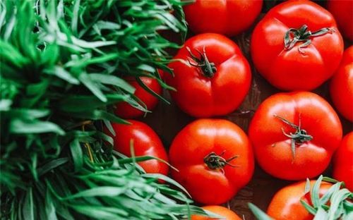 Một số nghiên cứu cho thấy, lycopene có trong cà chua giúp bảo vệ làn da của bạn khỏi tia UV. Ăn thực phẩm giàu lycopene trong thời gian dài và liên tục, bạn sẽ cảm nhận các nếp nhăn giảm. Điều này giúp bạn trông trẻ hơn rất nhiều.
