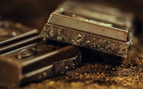 Socola đen chứa hợp chất flavanol có tác dụng như chất chống oxy hóa. Chất này tồn tại trong các loại trái cây, rau củ và được đánh giá là tốt cho sức khỏe. Đặc biệt, chất flavonol trong socola rất tốt cho não, đồng thời có thể bảo vệ làn da của bạn khỏi ánh nắng mặt trời và cung cấp một loạt các lợi ích cho da.