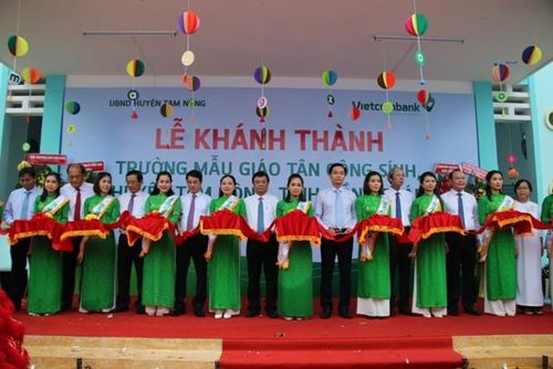 Các đại biểu cắt băng khánh thành