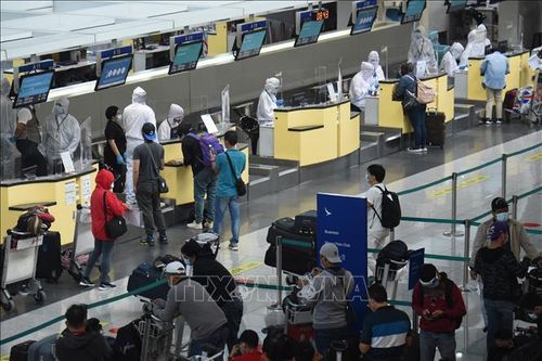 Nhân viên hàng không đeo khẩu trang, mặc trang phục bảo hộ phòng lây nhiễm COVID-19 tại sân bay ở Manila,Philippines. Ảnh: THX/TTXVN