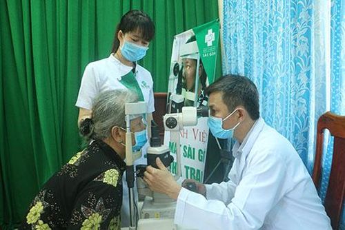 Các y, bác sĩ khám mắt cho bà Cao Thi Nhíp, xã Khánh Đông