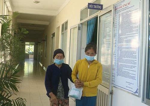 Bà Nông Thị Khái, xã Khánh Hiệp mắt không còn nhìn thấy được con dâu dìu tới khám