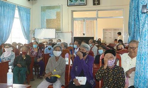 Rất đông người dân tới khám mắt