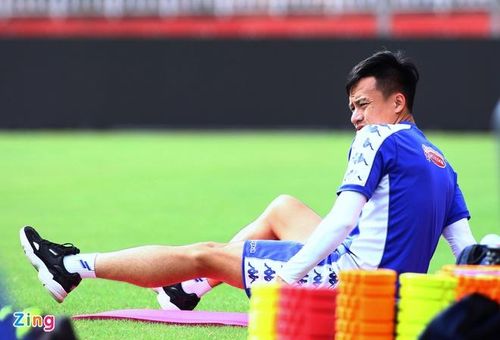  Trong khi đó, tiền vệ Võ Huy Toàn cần thêm 2 tuần nữa mới bình phục chấn thương dây chằng gối. Đối tác ăn ý của tiền đạo Nguyễn Công Phượng dính chấn thương trong chiến thắng ngược 3-2 trước CLB Bà Rịa - Vũng Tàu ở tứ kết Cúp Quốc gia 2020. 