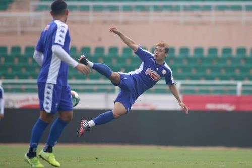 Văn Thuận (số 4) đang cạnh tranh quyết liệt cho vị trí trung tâm với Seo Yong Duk và Hoàng Thịnh. 