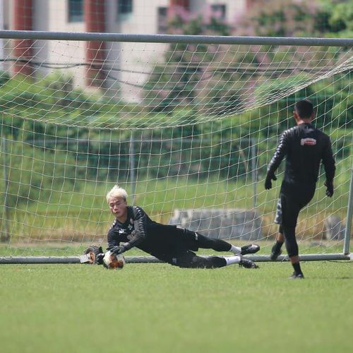 Với sai lầm trong trận gặp Hà Nội FC, Bùi Tiến Dũng có nguy cơ mất suất bắt chính trong trận đấu chiều mai với Nam Định.