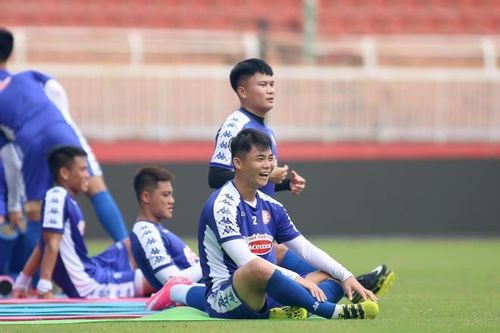 Tùng Quốc (số 2) và Phi Sơn đều góp mặt trong trận đấu gần nhất của CLB TP.HCM. Đội chủ sân Thống Nhất có lực lượng đồng đều, nhưng chưa có lối chơi xuyên suốt. 