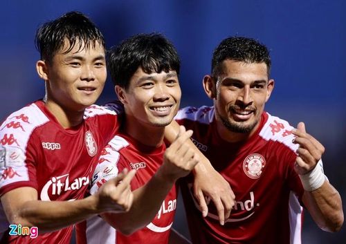  Công Phượng thăng hoa với bàn thắng thứ 5 và thứ 6 tại V.League 2002. Ảnh: Duy Anh. 