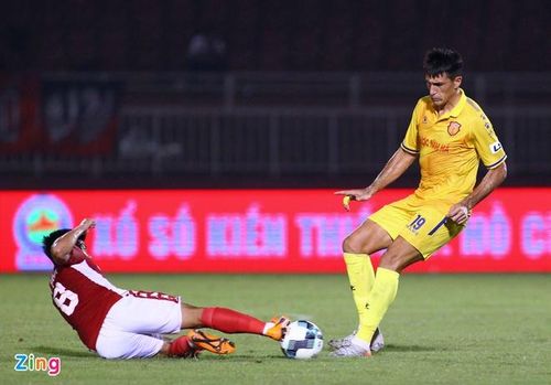 Đỗ Merlo vào sân từ cuối hiệp một khi CLB Nam Định bị chủ nhà dẫn 3-1. Cầu thủ sinh năm 1985 được HLV Phạm Hồng Phú tính toán cho hiệp 2. Tuy nhiên, hàng thủ liên tục thủng lưới, buộc đội khách phải thay thủ môn lẫn tiền đạo vào sớm hơn. 