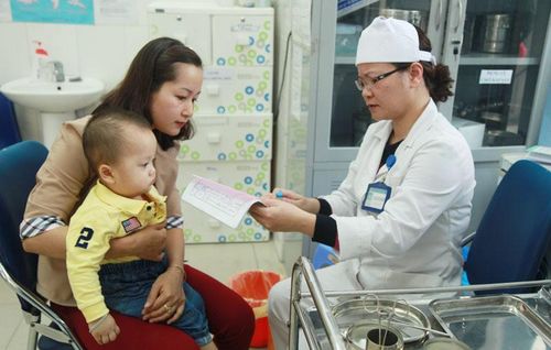 Tư vấn, khám cho trẻ tại Trung tâm y tế dự phòng Hà Nội. Ảnh: Công Hùng