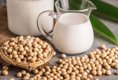 Đậu nành Trong đậu nành có rất nhiều estrogen thực vật. Các estrogen này có tác dụng như những hormon thực thụ, làm tăng tích mỡ dưới da, làm da tăng được thay mới, căng mịn một cách rất tự nhiên. Đây cũng là hormon tác động tích cực vào sự tổng hợp collagen nên nó cực kỳ hữu ích cho làn da đang bị lão hóa. Không những thế, đậu nành còn có rất nhiều vitamin A và E - 2 vitamin ưu việt trong tiến trình chống lão hóa.