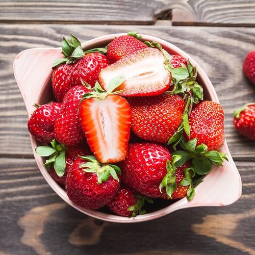  Dâu tây Trong dâu tây có rất nhiều nước và muối khoáng. Nước làm ẩm da, giữ cho da trẻ. Muối khoáng thì giữ nước lại trong da, giúp da ngậm đủ nước, căng mọng và mềm mại. Trong dâu tây còn có rất nhiều vitamin C, vitamin E, các hoạt chất flavonoid thực vật. Những thứ này sẽ phá hủy các gốc tự do mạnh mẽ, ngăn ngừa chúng phá hủy các sợi collagen và làm thoái hóa các sợi elastin. Vì thế mà da có một sức sống đẹp.
