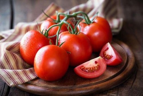  Cà chua Cà chua có rất nhiều vitamin C, giúp xây dựng collagen và làm cho làn da của bạn trông săn chắc hơn và dày hơn một chút. Cà chua cũng có lycopene, giúp bảo vệ làn da của bạn khỏi tác hại của tia tử ngoại và cải thiện hệ thống mạch máu của bạn. Nghiên cứu cho thấy sau 6 tuần ăn cà chua thường xuyên, cho thấy cải thiện sức khỏe da đáng kể.