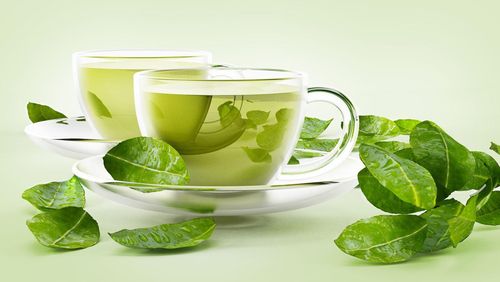 Trà xanh Trong trà xanh có một lượng đáng kể chất EGCG, lại thêm vào đó là một số flavonoid thực vật. Điển hình như catechin. Đây là chất có hoạt tính chống ôxy hóa mạnh, mạnh hơn cả vitamin C. Uống một tách trà xanh là đã đủ catechin cho một buổi sáng. Uống thêm một cốc trà tiếp vào buổi chiều thì bạn yên tâm về khả năng bảo vệ da.