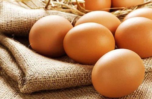  Trứng Trong các sản phẩm đến từ động vật, trứng là thứ đáng kể nhất giúp cho làn da sáng đẹp. Trong trứng có rất nhiều axit béo giúp cho da căng mịn. Nó sẽ phục hồi những vùng da bị teo, bị trùng xuống. Trứng còn có rất nhiều các phân tử axit amin glycine, proline và lycine là những nguyên liệu tổng hợp nên collagen và elastin. Như thế da bạn sẽ được phục hồi tối đa. Bên cạnh đó, chúng ta còn được bổ sung rất nhiều vitamin A, E và selen, những thứ được cho là những dưỡng chất vàng cho một làn da trẻ.