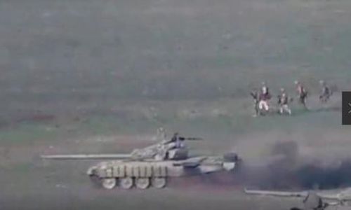 Đội xe tăng của Azerbaijan tấn công khu vực Nagorno-Karabakh ngày 27-9 - Ảnh: Reuters