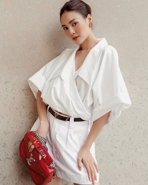 Trong bộ trang phục tông trắng mang hơi hướng cổ điển với quần short lưng cao, sơ mi tay bồng có thiết kế ấn tượng, Ninh Dương Lan Ngọc cho mình chiếc túi xách màu đỏ dáng yên ngựa hợp phù hợp trong tạo hình retro.