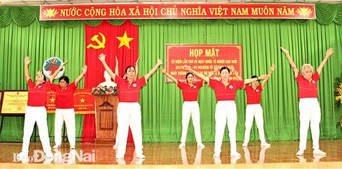 Người cao tuổi H.Trảng Bom biểu diễn văn nghệ trong hoạt động kỷ niệm Ngày quốc tế Người cao tuổi 1-10 diễn ra chiều 29-9