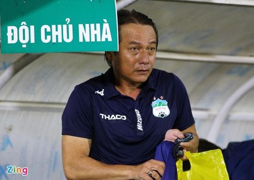 HLV Nguyễn Văn Đàn ướt sũng sau trận đấu vì đứng ngoài đường pitch chỉ đạo cả trận dưới mưa. Ảnh: Quang Thịnh.