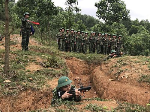  Chiến sĩ Tiểu đoàn 1 (Trung đoàn 246, Sư đoàn 346, Quân khu 1) luyện tập chiến thuật trung đội tiến công trên địa hình rừng núi. Ảnh: DƯƠNG HÀ.